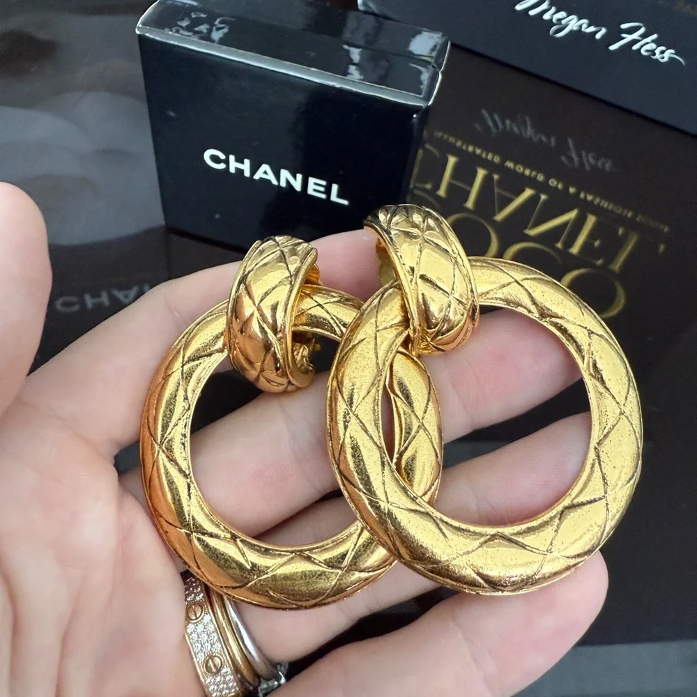 LOT 2137 24K gold plated CHANEL vintage clip on earrings